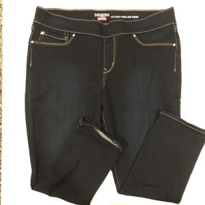 Levi’s Dark Blue Capris - Size 18